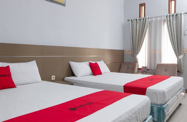 RedDoorz near Goa Panggung