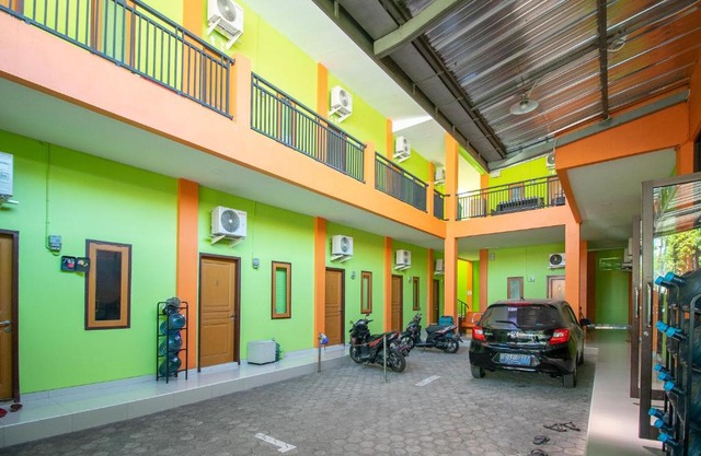 RedDoorz near Kejaksan Station Cirebon 2