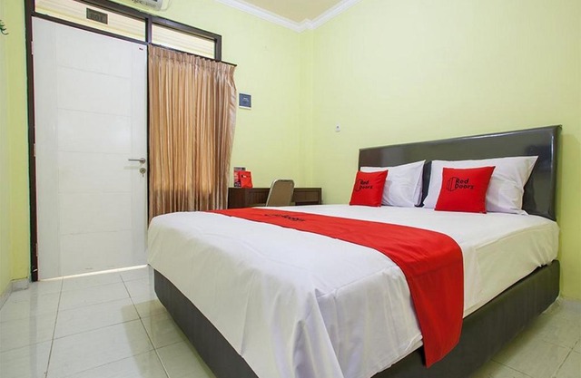 RedDoorz near Petra University 2