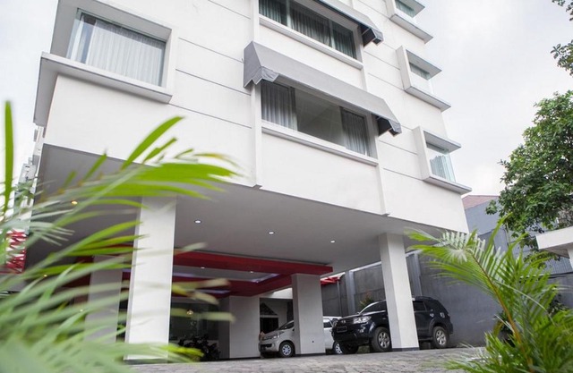 RedDoorz Near Trans Studio Mall 3