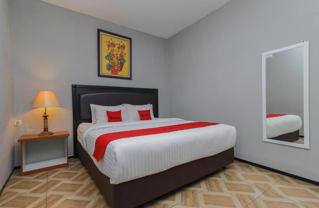 RedDoorz Plus At Swun Stay Raya Langsep
