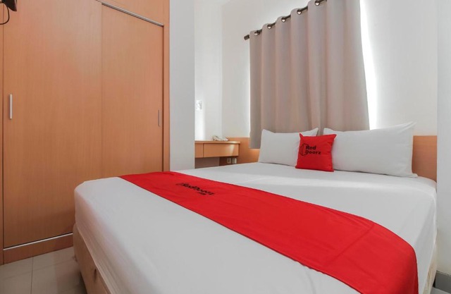 RedDoorz Plus near Galaxy Bekasi