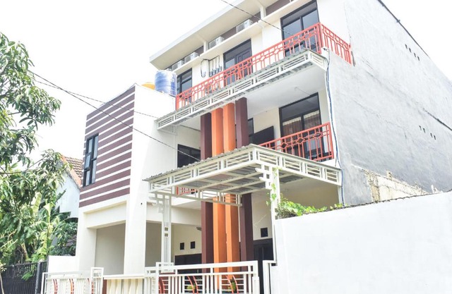 RedDoorz Syariah near Gelora Delta Sidoarjo 2