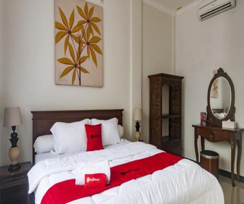 RedDoorz Syariah Plus near Trans Studio Cibubur