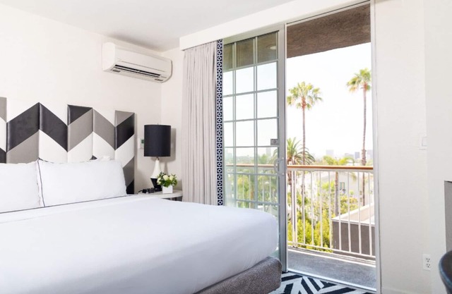 Rediscover Old Hollywood in Luxurious Suite, 4 Units with Balcony, Rooftop Pool!