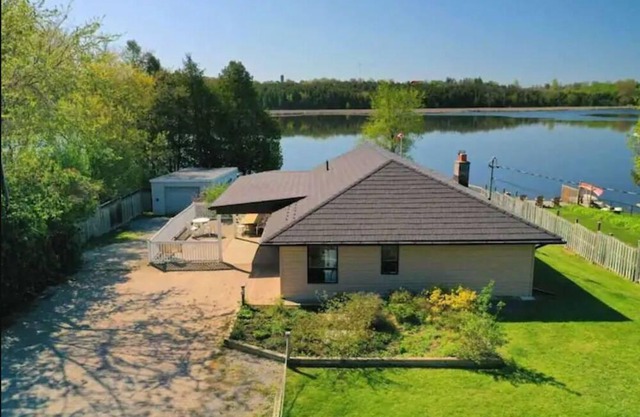 Reel Comfort- Family and pet friendly waterfront cottage.