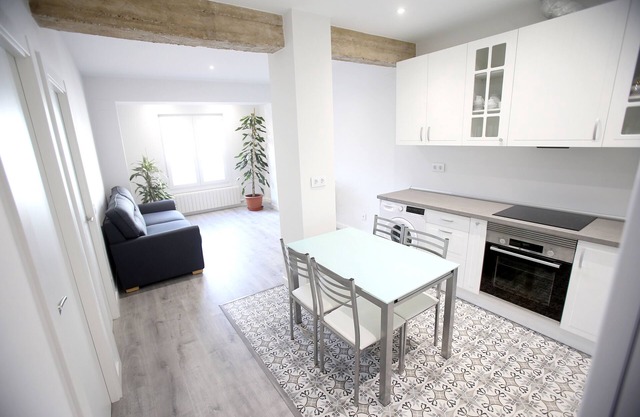 REFURBISHED CENTRAL APARTMENT, GARAGE AND WIFI.