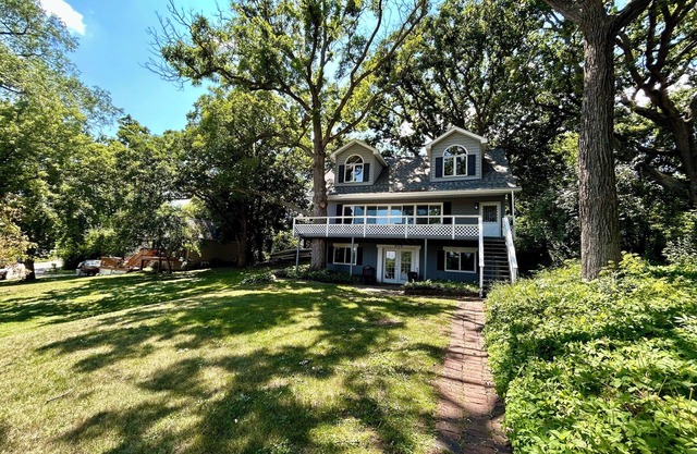 Relax and recharge! Charming lake view house in quaint Wonder Lake, IL!