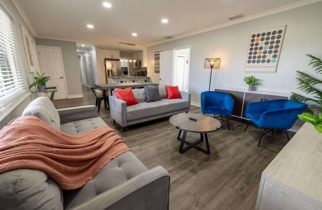 Relax and Unwind in a 4BR Home with Pool in Hollywood