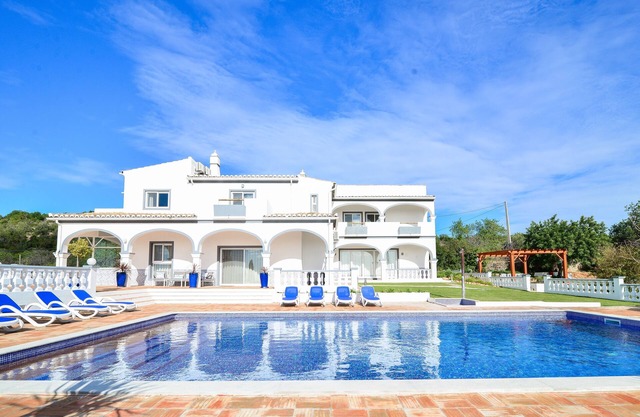 Relax and unwind in Vila Vale Mouro amazing views