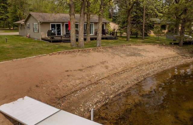 Relax at The Lazy Loon- Lakeside fire pit/Swimming/Hot tub/Game room