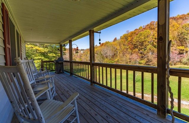 Relax by the Creek with your Family, Enjoy Fire Pit with Beautiful Fall Foliagen