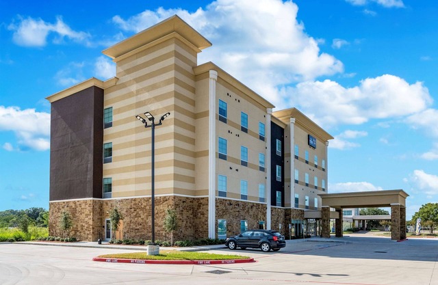 Relax in Three Comfortable Units, Comes with FREE Parking and Breakfast!