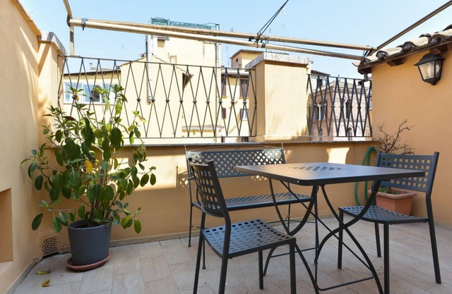 Relax on a Roof Terrace of a Cosy Flat near the Pantheon