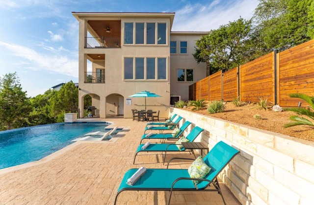 Relax & Play in Style: Luxury Home w/Infinity Pool, Game Room & Alfresco Dining