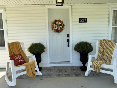 Relax & Unwind Cozy Farmhouse Near Natural Bridge State Park