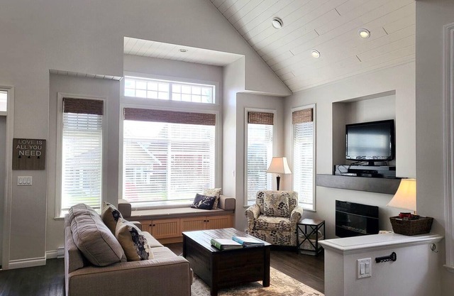 Relax & Unwind in a Stunning 3-Bedroom Cottage near the Pool & Beach