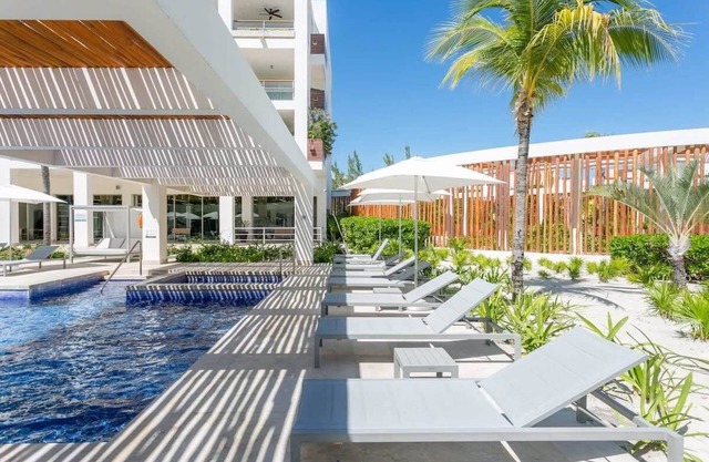 Relaxing Escape, Private Beach and Rooftop