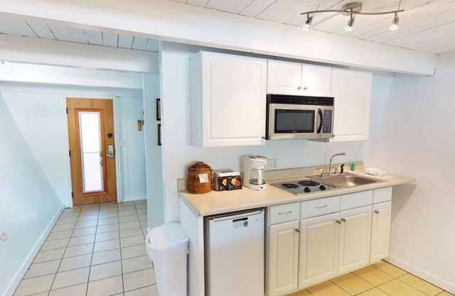 Relaxing Garden View Room: Access to Ocean Front Outdoor Pool | Free Parking