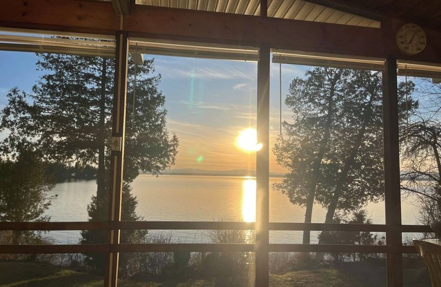 RELAXING ISLAND GETAWAY - WATERFRONT BEACH AND SKI HOUSE ON LAKE CHAMPLAIN