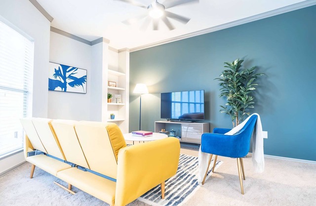 Relaxing King Suite | 1BR with Pool, Gym & Parking