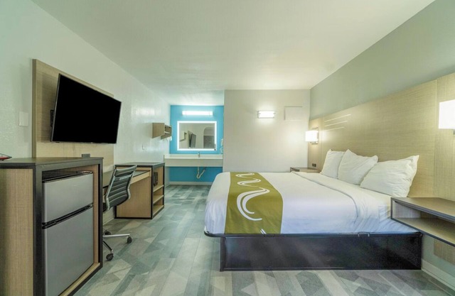 Relaxing King Unit Near Pleasanton Country Club + Free Parking