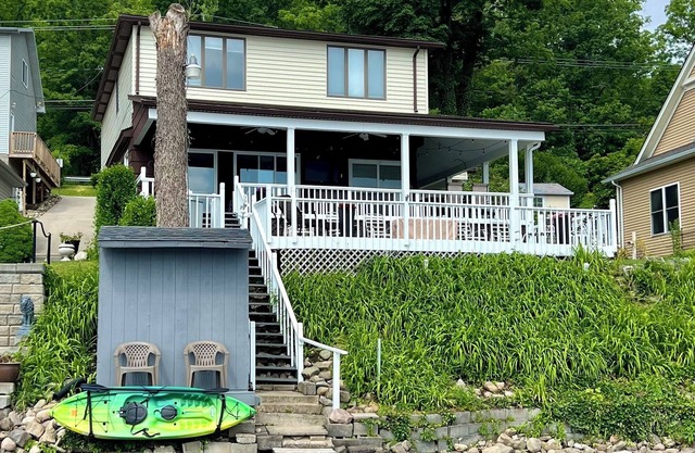 Relaxing Lake House Getaway w/Amazing Decks/Views