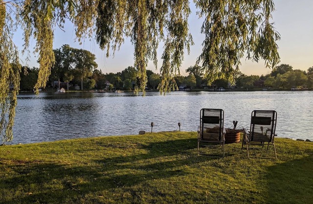 Relaxing Lakefront Cottage with Beautiful Views- 6 Kayaks + KING SIZE BED!