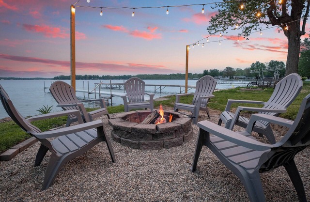 Relaxing Lakefront Cottage-Kayaks, Hot Tub, Firepit & Dock