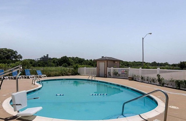 Relaxing Pet Friendly Room Perfect for a Relaxing Couple Getaway