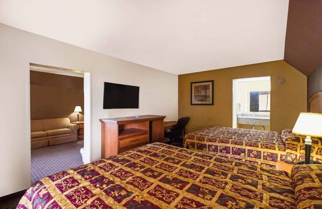 Relaxing Stay with Kitchenette Near UTPB & Airport w/Parking Included