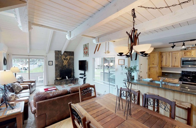 Relaxing Sunriver Condo with A/C, Fireplace and BBQ