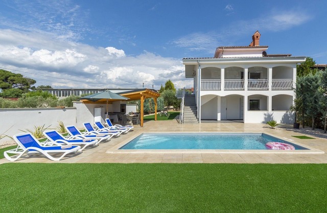 Relaxing Villa near Porec with Pool