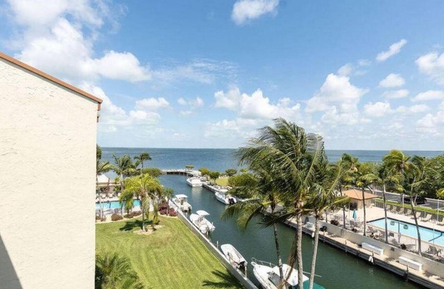 Remodeld 2-bedroom condo with boat dock in charming Key Largo with AC, WiFi