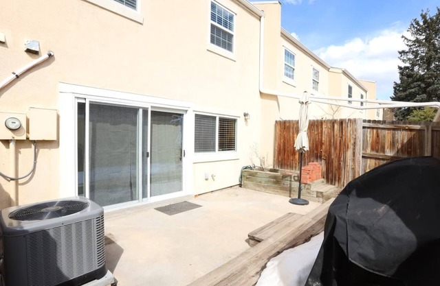Remodeled 3 bed/2.5 bath townhome w/garage/pool!