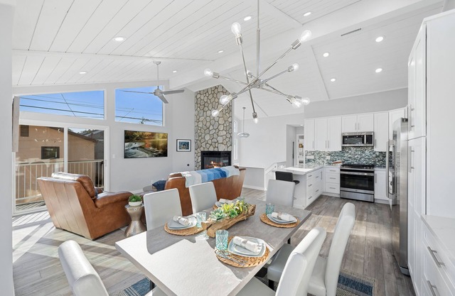 Remodeled beach house, 3-minute walk to sand, Main St. restaurants and shopping