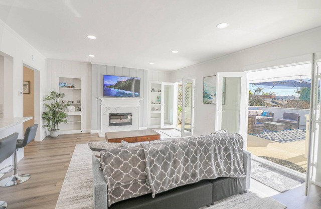 Remodeled Modern House Steps To Beach 2 Car Garage