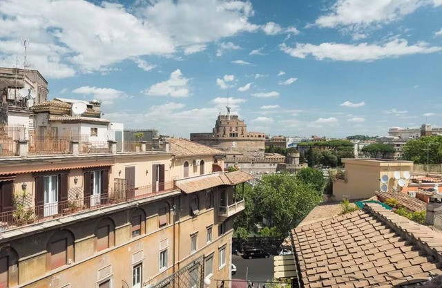 Renaissance views: Penthouse near Castel Sant'Angelo & St. Peter's Basilica