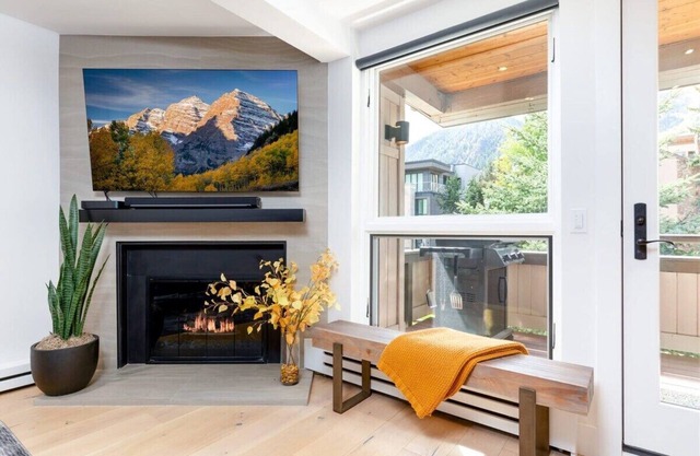 Renovated 2/2 with AC 1 Block to Farmers Market!