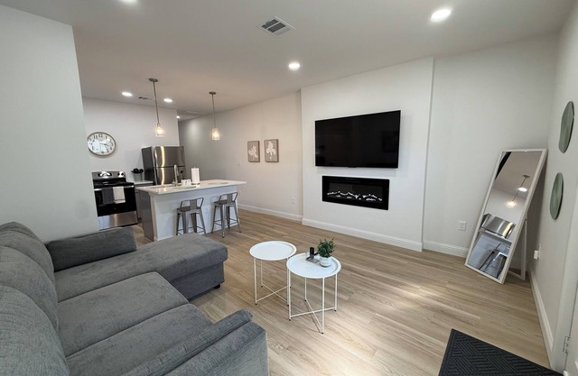 Renovated 2BR/1BA Duplex Unit in Bishop Arts