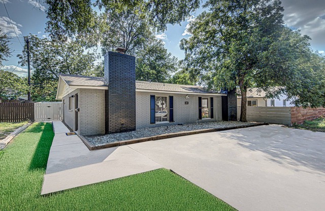 Renovated 4 BDRM Duplex w/POOL Prime Location on S Lamar