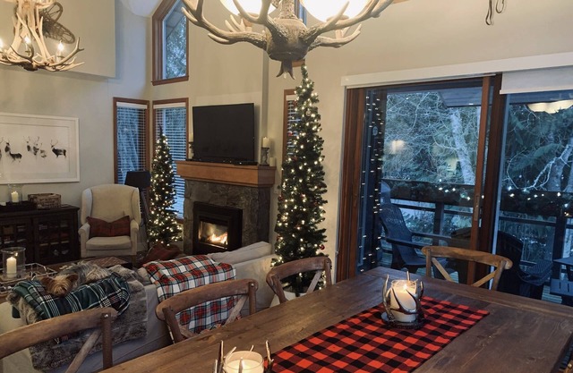 Renovated 4 bedroom plus loft walking distance to chair lifts.