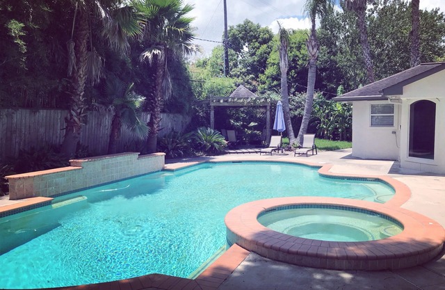 Renovated 5 Bedroom 3.5 Bath w/POOL! Private Home Fully-furnished near MDA TMC