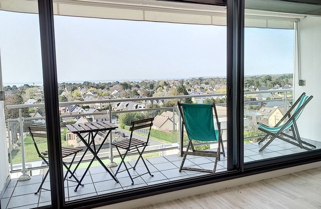 Renovated apartment with private tennis, parking and sea view