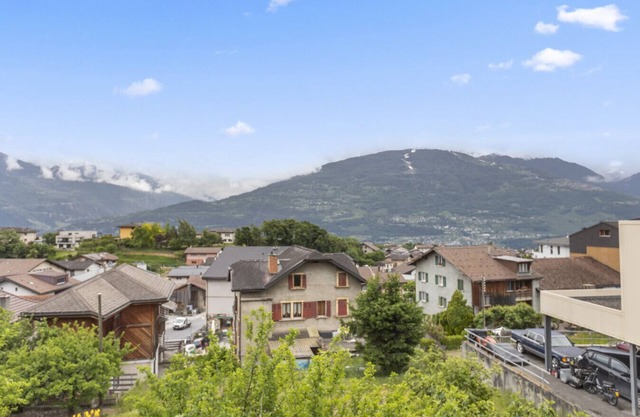 Renovated attic with jacuzzi - 6 pers in Savièse