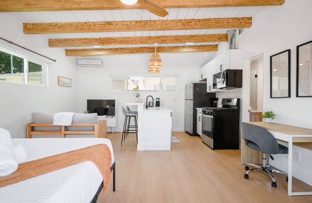 Renovated Cali chic studio w/AC