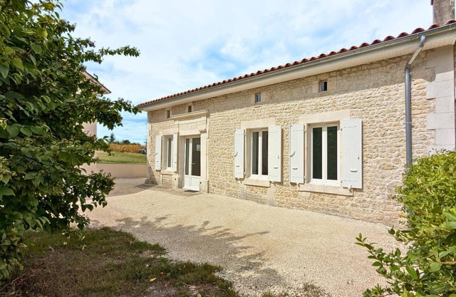 Renovated Charente house with private garden and parking