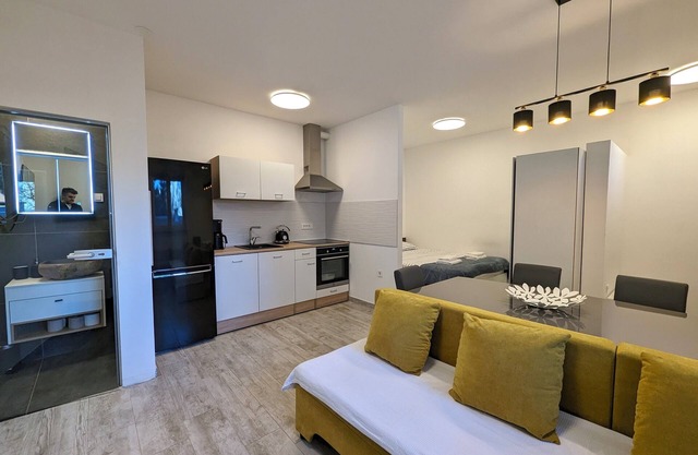 Renovated Condo w/Queen Bed, 65" TV & Washer