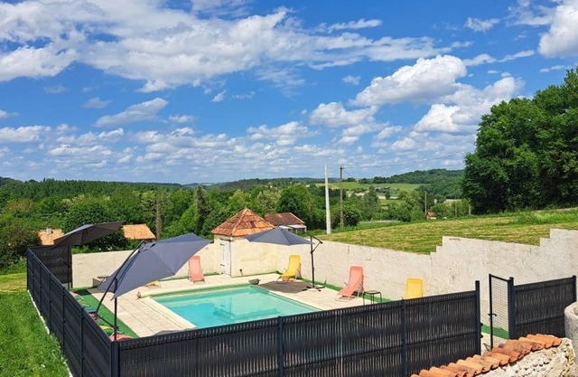 Renovated cottage with shared pool in Saint-Méard-de-Drône