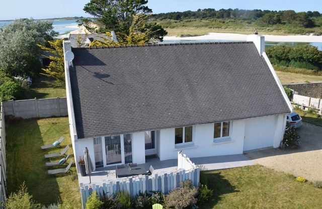 Renovated house, quiet location, beach 100 m away, sleeps 4/5, enclosed garden.